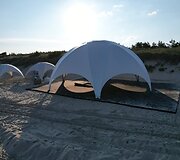 Nidos paplūdimyje vyksta festivalio &bdquo;Ant bangos&ldquo; statinių statyba