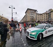 Policijos automobilis prie Nepriklausomybės aik&scaron;tės