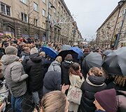 Protestuotojai Lauryną Ragelskį blokavo skėčiais