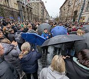 Protestuotojai Lauryną Ragelskį blokavo skėčiais