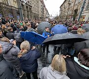 Protestuotojai Lauryną Ragelskį blokavo skėčiais