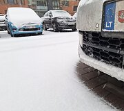 Vilniečiai turėjo darbo valydami nuo sniego automobilius