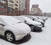 Vilniečiai turėjo darbo valydami nuo sniego automobilius