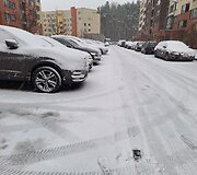 Vilniečiai turėjo darbo valydami nuo sniego automobilius