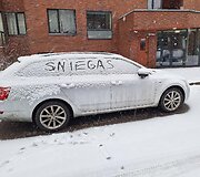Vilniečiai turėjo darbo valydami nuo sniego automobilius