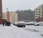 Vilniečiai turėjo darbo valydami nuo sniego automobilius