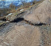 Priekulės seniūnijoje vanduo i&scaron;graužė kelią