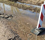 Priekulės seniūnijoje vanduo i&scaron;graužė kelią