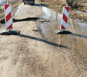 Priekulės seniūnijoje vanduo i&scaron;graužė kelią
