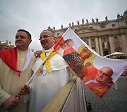 Pranci&scaron;kus per pirmąją dviejų popiežių kanonizaciją paskelbė Joną XXIII ir Joną Paulių II &scaron;ventaisiais 