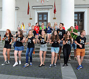Vilniaus Rotu&scaron;ės aik&scaron;tėje &scaron;venti&scaron;kai pasitikti A.Noviko džiazo mokyklos vadovaujami kolektyvai "Jazz Island" ir "Mini Jazz", i&scaron; Rygoje vykusios Pasaulio chorų olimpiados parvežę aukso medalius.
