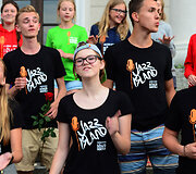 Vilniaus Rotu&scaron;ės aik&scaron;tėje &scaron;venti&scaron;kai pasitikti A.Noviko džiazo mokyklos vadovaujami kolektyvai "Jazz Island" ir "Mini Jazz", i&scaron; Rygoje vykusios Pasaulio chorų olimpiados parvežę aukso medalius.