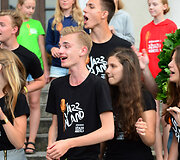 Vilniaus Rotu&scaron;ės aik&scaron;tėje &scaron;venti&scaron;kai pasitikti A.Noviko džiazo mokyklos vadovaujami kolektyvai "Jazz Island" ir "Mini Jazz", i&scaron; Rygoje vykusios Pasaulio chorų olimpiados parvežę aukso medalius.