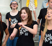 Vilniaus Rotu&scaron;ės aik&scaron;tėje &scaron;venti&scaron;kai pasitikti A.Noviko džiazo mokyklos vadovaujami kolektyvai "Jazz Island" ir "Mini Jazz", i&scaron; Rygoje vykusios Pasaulio chorų olimpiados parvežę aukso medalius.