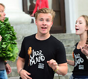 Vilniaus Rotu&scaron;ės aik&scaron;tėje &scaron;venti&scaron;kai pasitikti A.Noviko džiazo mokyklos vadovaujami kolektyvai "Jazz Island" ir "Mini Jazz", i&scaron; Rygoje vykusios Pasaulio chorų olimpiados parvežę aukso medalius.