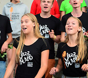 Vilniaus Rotu&scaron;ės aik&scaron;tėje &scaron;venti&scaron;kai pasitikti A.Noviko džiazo mokyklos vadovaujami kolektyvai "Jazz Island" ir "Mini Jazz", i&scaron; Rygoje vykusios Pasaulio chorų olimpiados parvežę aukso medalius.