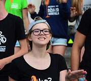 Vilniaus Rotu&scaron;ės aik&scaron;tėje &scaron;venti&scaron;kai pasitikti A.Noviko džiazo mokyklos vadovaujami kolektyvai "Jazz Island" ir "Mini Jazz", i&scaron; Rygoje vykusios Pasaulio chorų olimpiados parvežę aukso medalius.