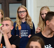 Vilniaus Rotu&scaron;ės aik&scaron;tėje &scaron;venti&scaron;kai pasitikti A.Noviko džiazo mokyklos vadovaujami kolektyvai "Jazz Island" ir "Mini Jazz", i&scaron; Rygoje vykusios Pasaulio chorų olimpiados parvežę aukso medalius.