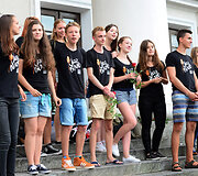 Vilniaus Rotu&scaron;ės aik&scaron;tėje &scaron;venti&scaron;kai pasitikti A.Noviko džiazo mokyklos vadovaujami kolektyvai "Jazz Island" ir "Mini Jazz", i&scaron; Rygoje vykusios Pasaulio chorų olimpiados parvežę aukso medalius.