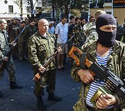Donecke separatistai Ukrainos nepriklausomybės dieną surengė ukrainiečių belaisvių &bdquo;paradą&ldquo;