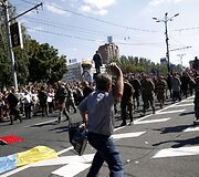 Donecke separatistai Ukrainos nepriklausomybės dieną surengė ukrainiečių belaisvių &bdquo;paradą&ldquo;