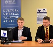 Lietuvos kriminalinės policijos biuro atstovas Darius Zasas (de&scaron;inėje)