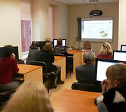 Marijampolės P.Kriaučiūno bibliotekos lankytojai stebi transliaciją