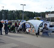 mobilių klubas surengė dar vieną akciją, skirtą neįgaliesiems vairuotojams. Vilniuje pristatytas automobilis, skirtas neįgaliųjų žmonių vairavimo įgūdžiams lavinti