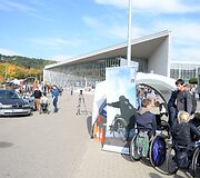 mobilių klubas surengė dar vieną akciją, skirtą neįgaliesiems vairuotojams. Vilniuje pristatytas automobilis, skirtas neįgaliųjų žmonių vairavimo įgūdžiams lavinti