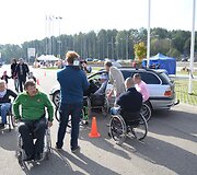 mobilių klubas surengė dar vieną akciją, skirtą neįgaliesiems vairuotojams. Vilniuje pristatytas automobilis, skirtas neįgaliųjų žmonių vairavimo įgūdžiams lavinti