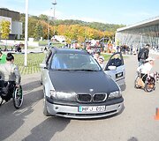 mobilių klubas surengė dar vieną akciją, skirtą neįgaliesiems vairuotojams. Vilniuje pristatytas automobilis, skirtas neįgaliųjų žmonių vairavimo įgūdžiams lavinti