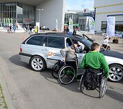 mobilių klubas surengė dar vieną akciją, skirtą neįgaliesiems vairuotojams. Vilniuje pristatytas automobilis, skirtas neįgaliųjų žmonių vairavimo įgūdžiams lavinti