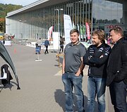 mobilių klubas surengė dar vieną akciją, skirtą neįgaliesiems vairuotojams. Vilniuje pristatytas automobilis, skirtas neįgaliųjų žmonių vairavimo įgūdžiams lavinti