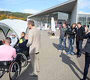 mobilių klubas surengė dar vieną akciją, skirtą neįgaliesiems vairuotojams. Vilniuje pristatytas automobilis, skirtas neįgaliųjų žmonių vairavimo įgūdžiams lavinti