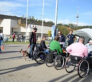 mobilių klubas surengė dar vieną akciją, skirtą neįgaliesiems vairuotojams. Vilniuje pristatytas automobilis, skirtas neįgaliųjų žmonių vairavimo įgūdžiams lavinti