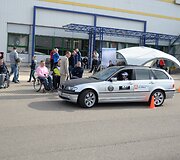 mobilių klubas surengė dar vieną akciją, skirtą neįgaliesiems vairuotojams. Vilniuje pristatytas automobilis, skirtas neįgaliųjų žmonių vairavimo įgūdžiams lavinti