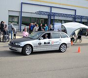 mobilių klubas surengė dar vieną akciją, skirtą neįgaliesiems vairuotojams. Vilniuje pristatytas automobilis, skirtas neįgaliųjų žmonių vairavimo įgūdžiams lavinti