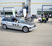 mobilių klubas surengė dar vieną akciją, skirtą neįgaliesiems vairuotojams. Vilniuje pristatytas automobilis, skirtas neįgaliųjų žmonių vairavimo įgūdžiams lavinti