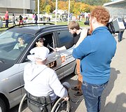 mobilių klubas surengė dar vieną akciją, skirtą neįgaliesiems vairuotojams. Vilniuje pristatytas automobilis, skirtas neįgaliųjų žmonių vairavimo įgūdžiams lavinti