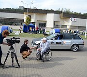 mobilių klubas surengė dar vieną akciją, skirtą neįgaliesiems vairuotojams. Vilniuje pristatytas automobilis, skirtas neįgaliųjų žmonių vairavimo įgūdžiams lavinti