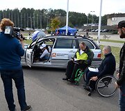 mobilių klubas surengė dar vieną akciją, skirtą neįgaliesiems vairuotojams. Vilniuje pristatytas automobilis, skirtas neįgaliųjų žmonių vairavimo įgūdžiams lavinti