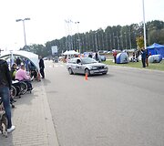 mobilių klubas surengė dar vieną akciją, skirtą neįgaliesiems vairuotojams. Vilniuje pristatytas automobilis, skirtas neįgaliųjų žmonių vairavimo įgūdžiams lavinti