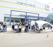 mobilių klubas surengė dar vieną akciją, skirtą neįgaliesiems vairuotojams. Vilniuje pristatytas automobilis, skirtas neįgaliųjų žmonių vairavimo įgūdžiams lavinti