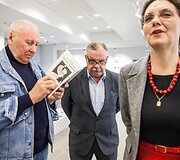Varėnos kultūros centro parodų salėje atidaryta Lietuvos karikatūrų paroda &bdquo;Citius, Altius, Fortius, Jocosius!&ldquo;