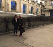 Meno kolekcininkė Vilma Dagilienė (de&scaron;inėje) ir galerijos &bdquo;Vartai&ldquo; partnerė Laura Rutkutė (kairėje)