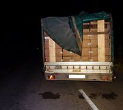Varėnos policija sulaikė kontrabandinių cigarečių prikim&scaron;tą mikroautobusą su priekaba