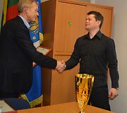 Varėnos rajono meras Algis Ka&scaron;ėta sveikina trenerį Irmantą Markiavičių