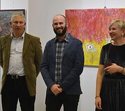 Varėnos kultūros centro parodų salėje atidaryta menininkų Valdemaro &Scaron;eme&scaron;kos, Alinos Daiker Gulbinienės ir Alessandro Rillo tapybos darbų paroda &bdquo;Antitesi&ldquo;