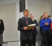 Varėnos kultūros centro parodų salėje atidaryta menininkų Valdemaro &Scaron;eme&scaron;kos, Alinos Daiker Gulbinienės ir Alessandro Rillo tapybos darbų paroda &bdquo;Antitesi&ldquo;