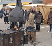 Varėnos centre gerą pusdienį smagiai &scaron;urmuliavo septintą kartą suorganizuota Dzūkijos regiono prie&scaron;velykinė mugė &bdquo;Auksalio kupkas&ldquo;. 